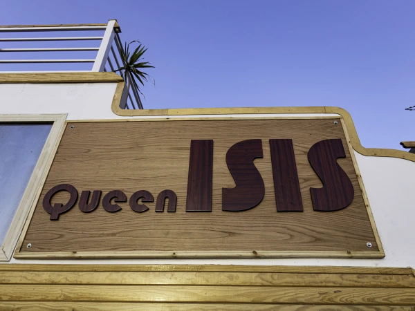 Namensschild der Dahabeya Queen Isis am Aufbau des Segelboots