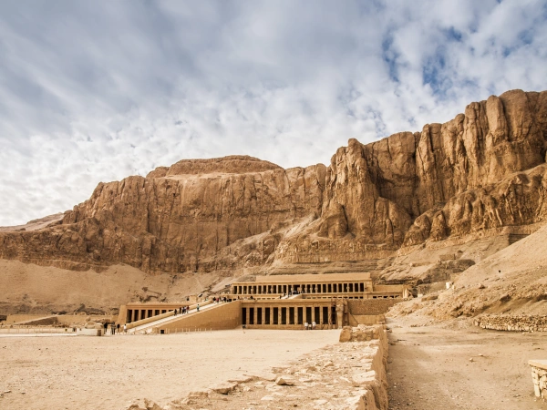 Der Totentempel der Hatschepsut vor der Felswand von Deir el-Bahari bei Luxor