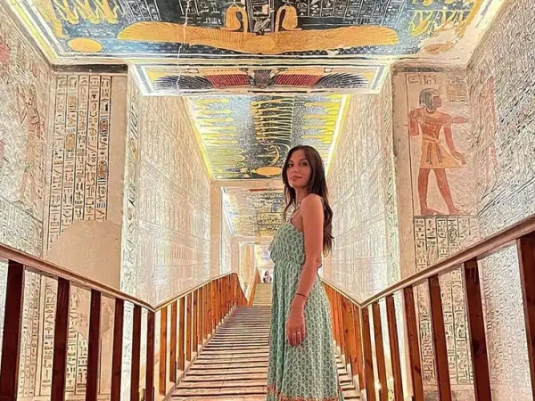 Atrium der Sonesta Moon Goddess mit bunter Glaskuppel und umlaufenden Galerien