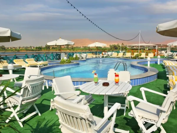Sonnendeck der Sonesta Moon Goddess mit Pool, Liegestühlen und Sitzgruppe am Nilufer
