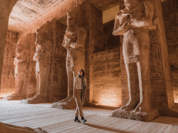 Osiris-Statuen im Inneren des Großen Tempels von Abu Simbel