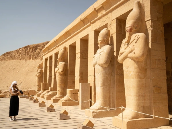 Reihe von Osiris-Statuen an der oberen Terrasse des Hatschepsut-Tempels in Luxor