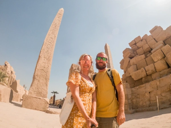 Reisende vor dem Obelisken im Karnak-Tempel in Luxor