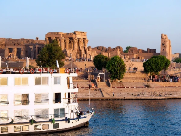Nilkreuzfahrtschiff am Ufer vor dem Doppeltempel von Kom Ombo