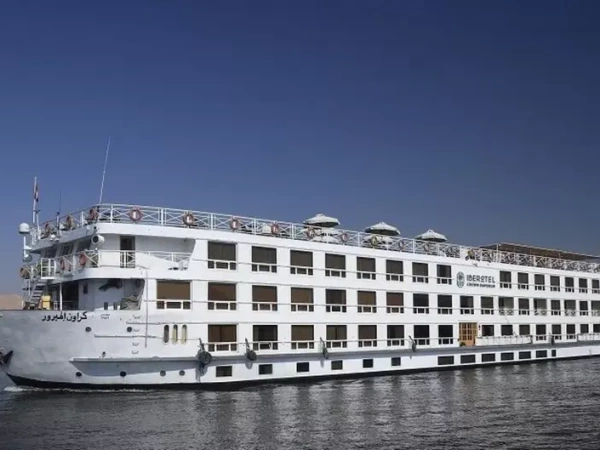 Das Nilkreuzfahrtschiff Iberotel Crown Emperor in Fahrt auf dem Nil