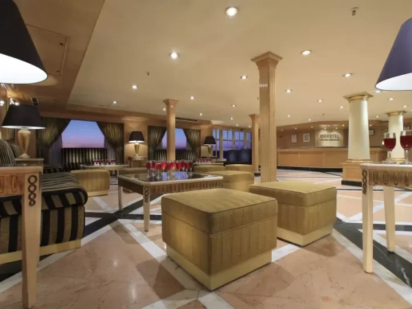 Lounge des Iberotel Crown Emperor mit Sitzgruppen, Säulen und Bar im Hintergrund
