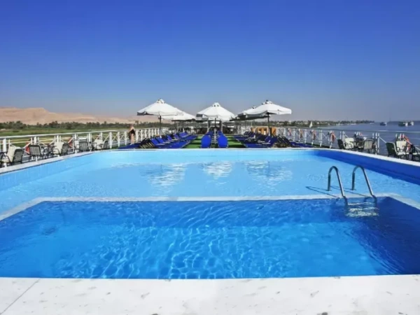 Pool auf dem Sonnendeck des Iberotel Crown Emperor mit Sonnenschirmen und Blick auf das Nilufer