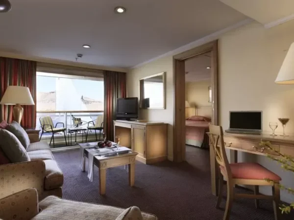 Suite des Iberotel Crown Emperor mit separatem Sitzbereich, Schreibtisch und Balkontür zum Nil
