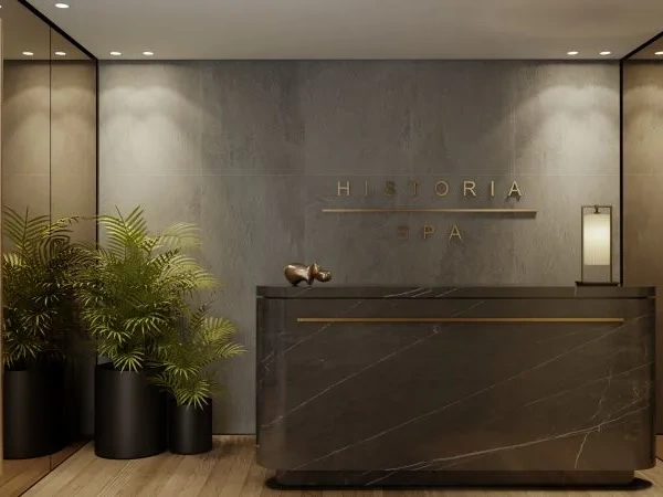 Empfangsbereich des Historia Spa mit Marmortresen und Pflanzen an Bord