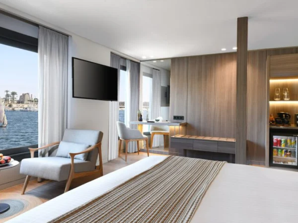 Kabine der MS Historia mit Sitzecke, Minibar und Panoramafenster mit Blick auf den Nil