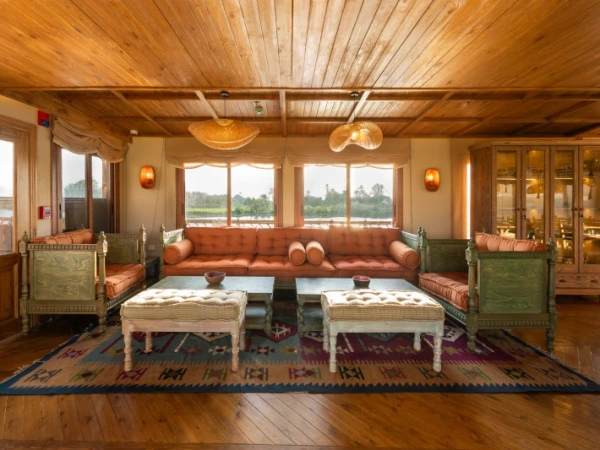 Lounge mit traditionellen Möbeln und großen Fenstern auf der Nonia Dahabiyya