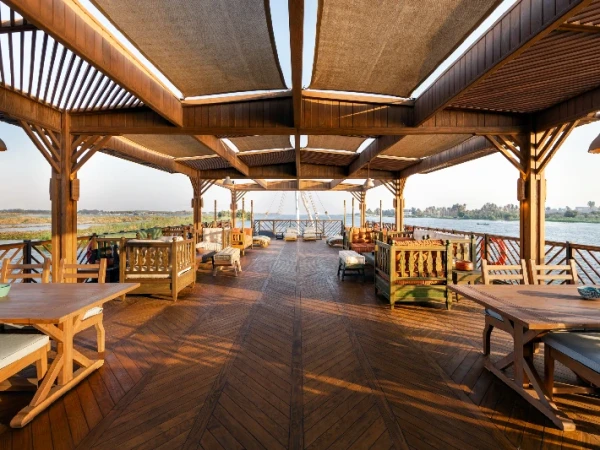 Überdachtes Sonnendeck mit Sitzplätzen und Blick auf den Nil