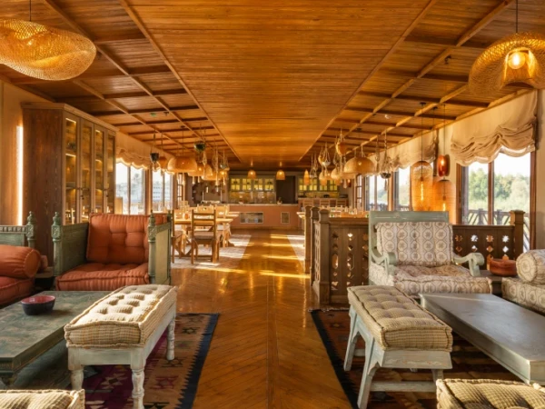 Elegante Lounge mit Restaurantbereich auf der Nonia Dahabiyya