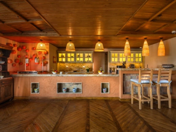 Barbereich mit Holzinterieur an Bord der Nofret Dahabiyya
