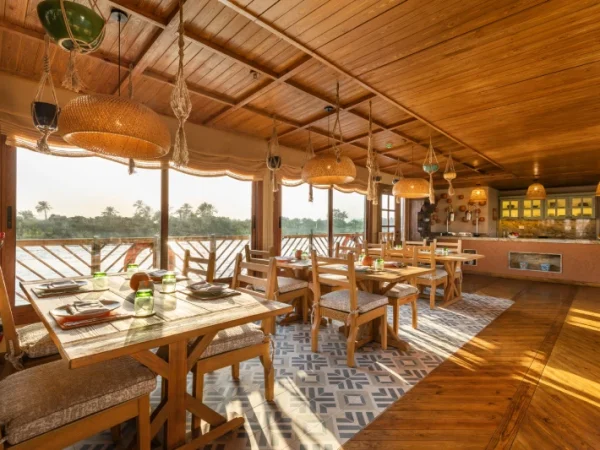 Restaurant mit großen Fenstern und Nilblick auf der Nofret Dahabiyya
