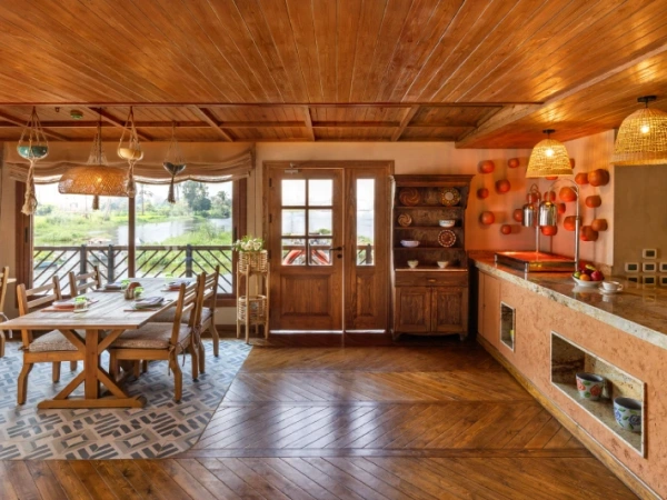 Essbereich und Bar mit traditionellem Holzdesign auf der Nofret Dahabiyya