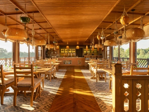 Geräumiges Restaurant mit Holzinterieur an Bord der Nofret Dahabiyya