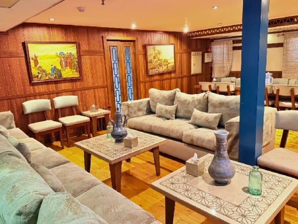 Lounge mit Sofas und traditioneller Einrichtung auf der Nuut & Nuun Dahabiyya