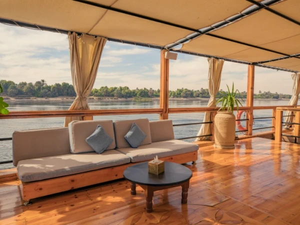 Offenes Sonnendeck mit Sofa und Blick auf den Nil an Bord der Nuut & Nuun Dahabiyya