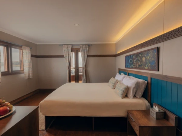 Doppelkabine mit großem Bett und traditionellem Design an Bord der Nuun & Nuut Dahabiyya
