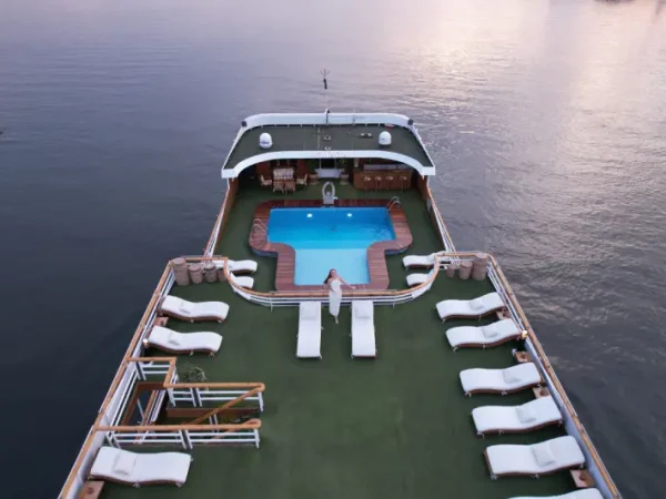Sonnendeck mit Pool und Liegestühlen auf der MS Salacia