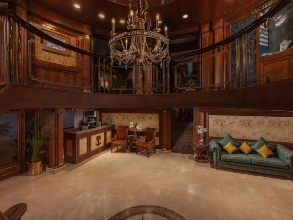 Eleganter Lobby- und Rezeptionsbereich der MS Salacia