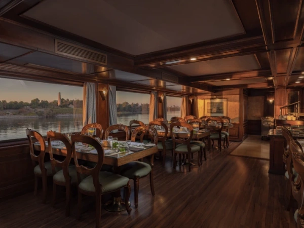 Restaurant mit Nilblick an Bord der MS Salacia