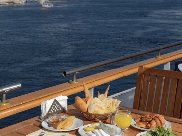 Frühstück auf der Sahara Terrace der MS Salacia mit Blick auf den Nil