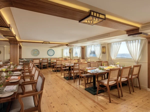 Helles Restaurant mit großen Fenstern an Bord der DWA Nilkreuzfahrt