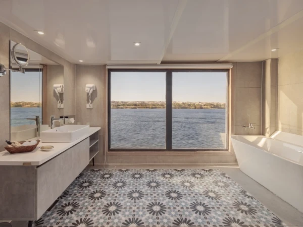 Geräumiges Badezimmer mit Badewanne und Blick auf den Nil an Bord der DWA