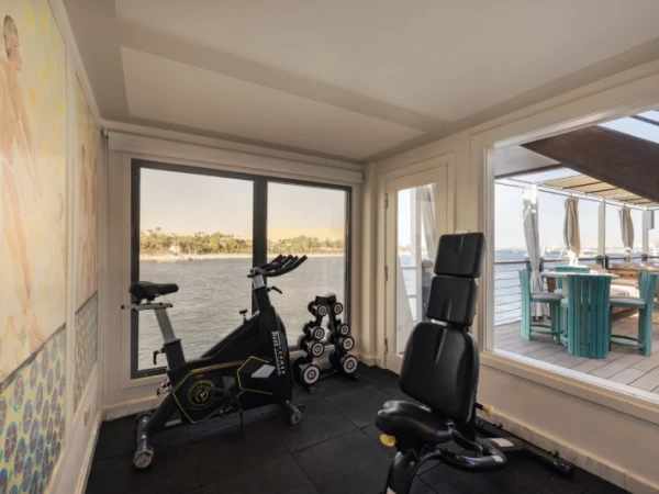 Fitnessraum mit Trainingsgeräten und Blick auf den Nil an Bord der DWA