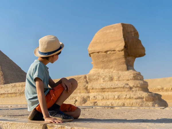 Junge betrachtet die Große Sphinx von Gizeh