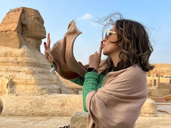 Frau mit „Pst"-Geste vor der Großen Sphinx von Gizeh