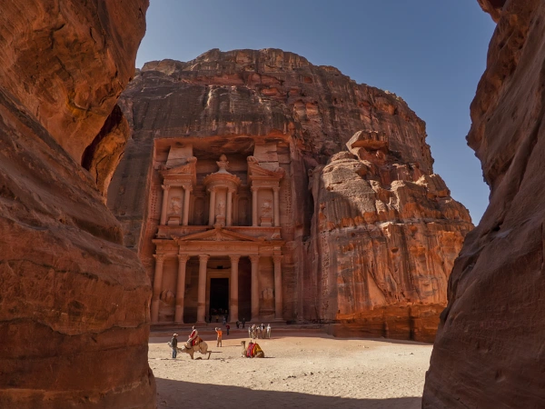 Blick durch den Siq auf das Schatzhaus Al Khazneh in Petra