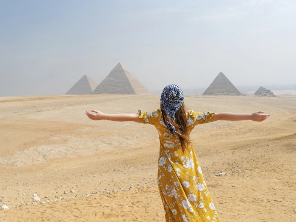 Besucherin vor den Pyramiden von Gizeh