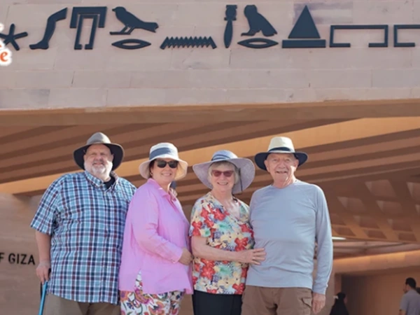 Reisegruppe vor dem Eingang des Grand Egyptian Museum in Gizeh