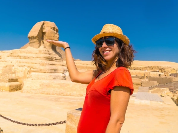 Touristen und Sphinx
