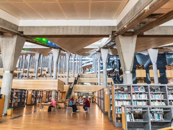 Mehrstöckige moderne Bibliothek mit Bücherregalen und Lesenden