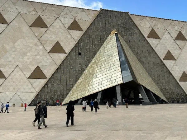 Der Haupteingang des Großen Ägyptischen Museums in Gizeh