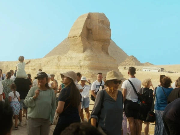 Besucher vor der Großen Sphinx von Gizeh in Kairo