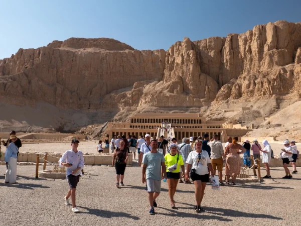 Besucher vor dem Terrassentempel der Hatschepsut in Theben-West