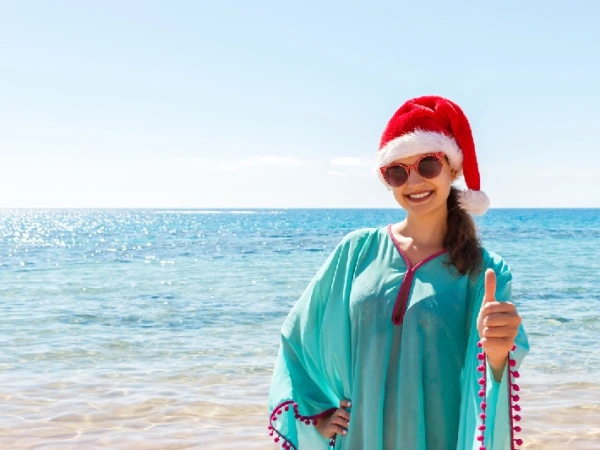 Reisende mit Weihnachtsmütze am Roten Meer in Ägypten
