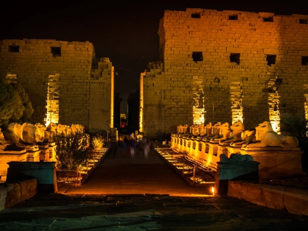 Beleuchtete Sphingenallee am Eingang des Karnak-Tempels bei Nacht