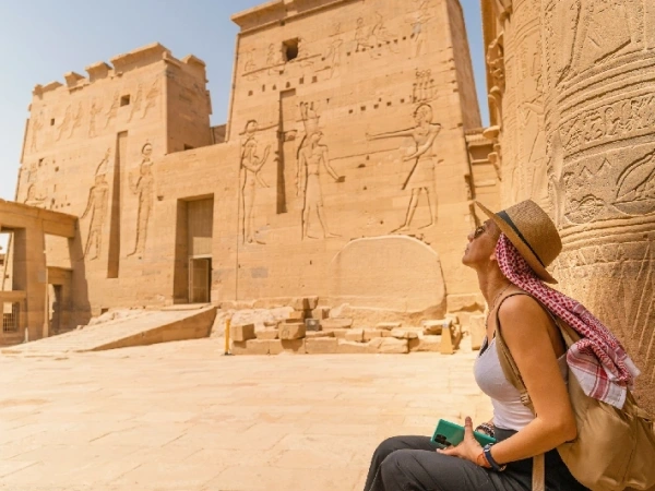 Reisende vor dem Pylon des Philae-Tempels bei Assuan