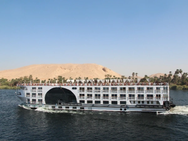 5-Sterne-Nilkreuzfahrtschiff auf dem Nil zwischen Assuan und Luxor