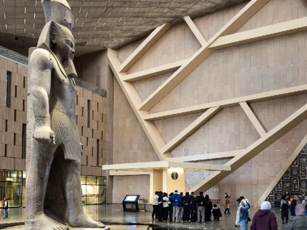 Kolossalstatue von Ramses II. in der Großen Halle des Grand Egyptian Museum