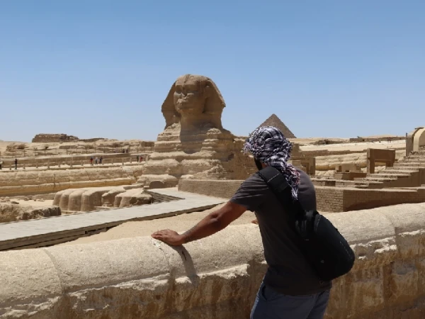 Große Sphinx von Gizeh vor der Chephren-Pyramide in Kairo