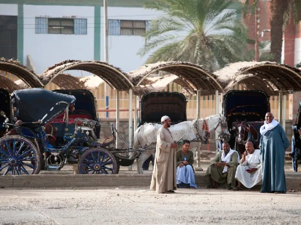 Pferdekutschen mit Kutschern warten am Tempeleingang in Edfu