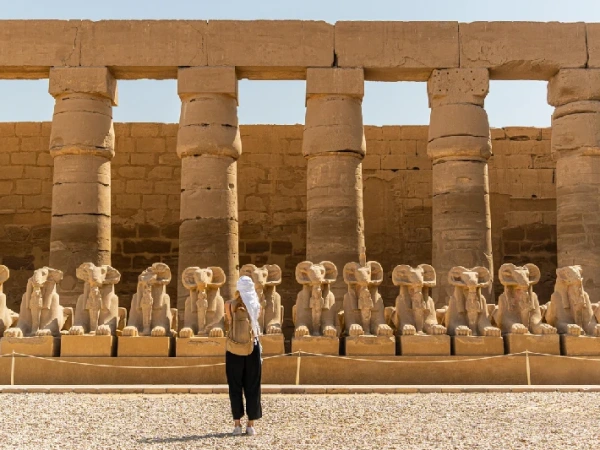 Besucherin vor der Widdersphinx-Allee im Karnak-Tempel in Luxor