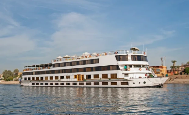 Gran barco de crucero navegando por el río Nilo, Viaje a Egipto Todo Incluido